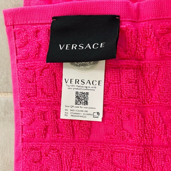 New, authentic Versace, hand towels, 100% cotton, in fuchsia. Made in Italy. - Picture 2 of 5